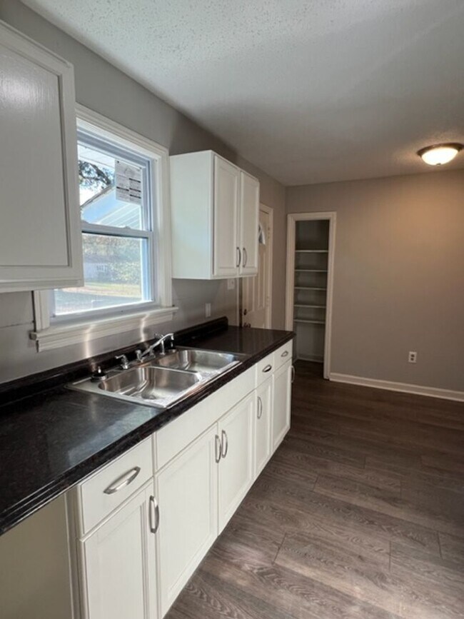 Building Photo - Tons of curb appeal! Close to downtown Spa...