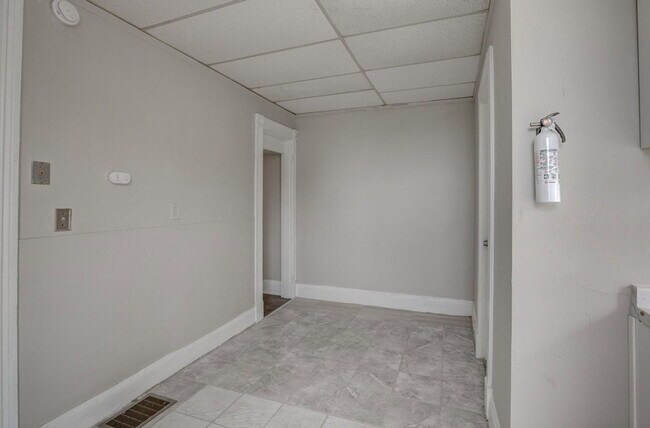 Building Photo - 4338 Vine St