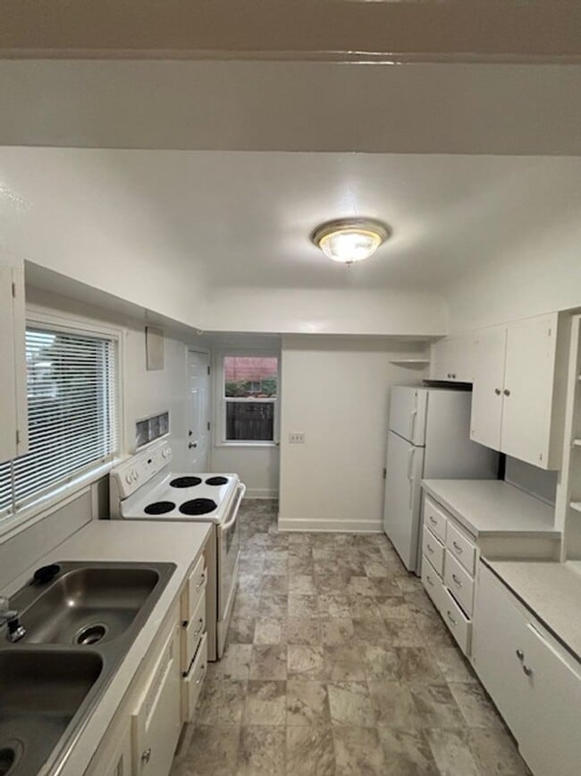 Building Photo - 2 Bedroom 1 Bath Home Newberg OR 97132