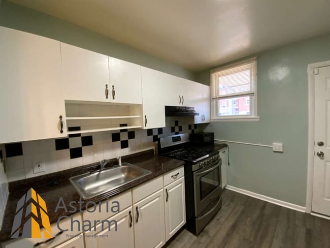 Building Photo - 3 Bed with Finished Basement, Skylight Bath, and Private Yard