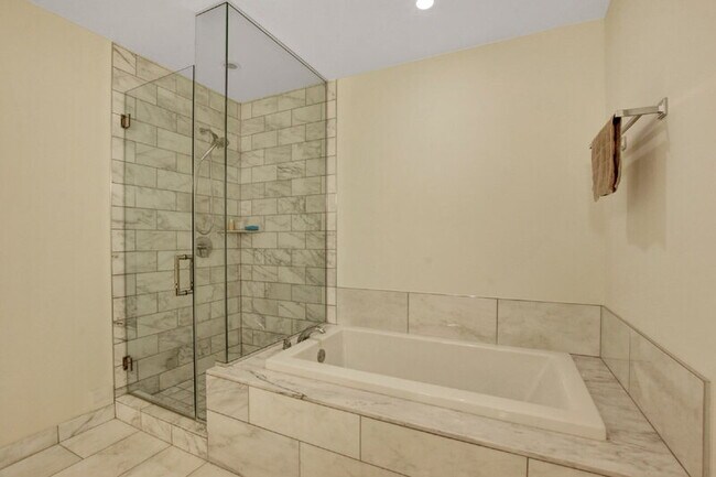 Building Photo - 4471 Dean Martin Dr