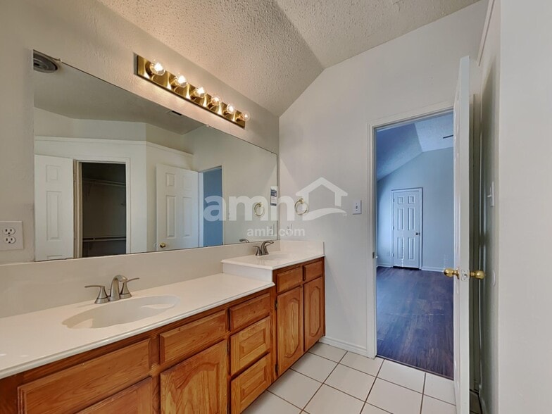 Building Photo - 532 N Parks Dr