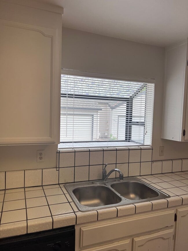 Building Photo - Large 3BR/2BA Townhouse, 2 Car Garage, Was...