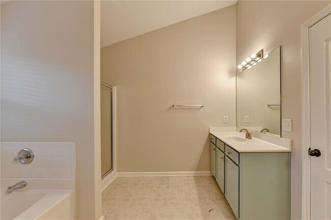 Building Photo - 522 Suwanee Oaks Dr NE
