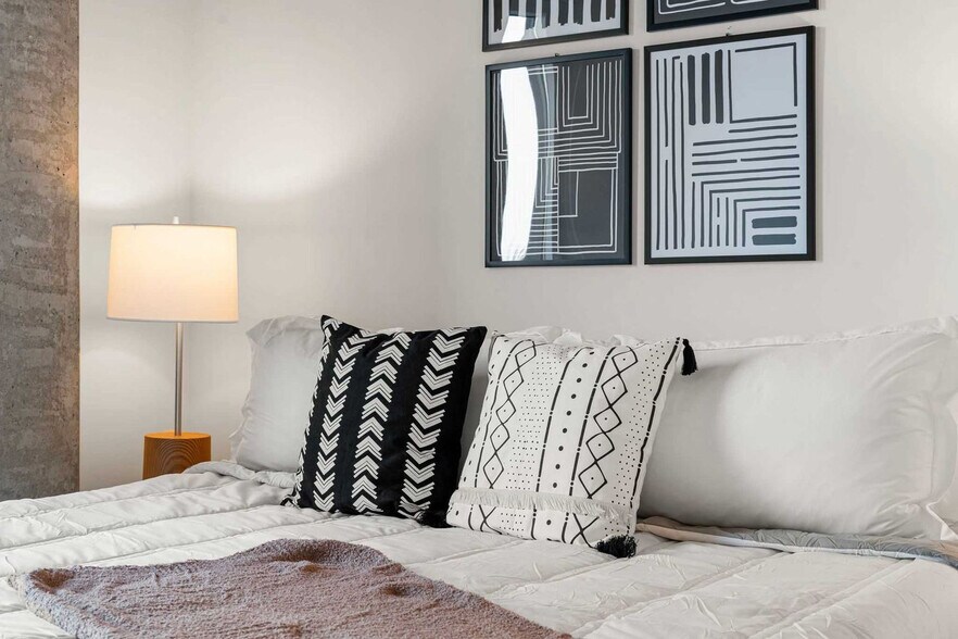 Building Photo - 853 W Blackhawk St