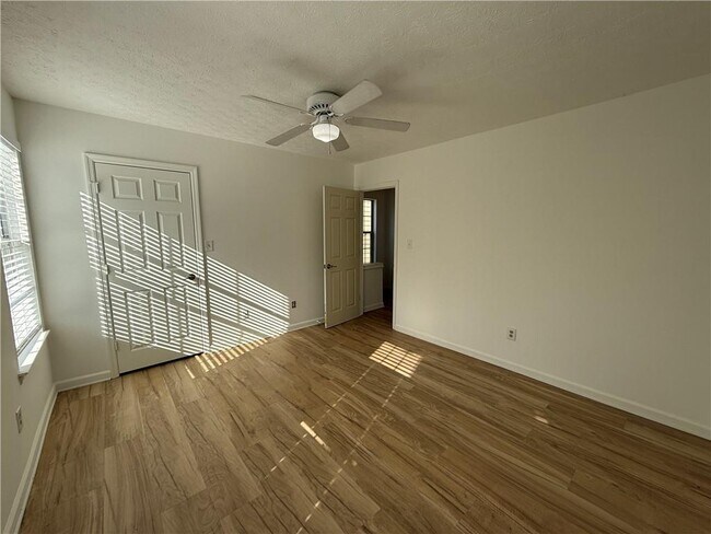 Building Photo - 3859 Meadow Creek Dr