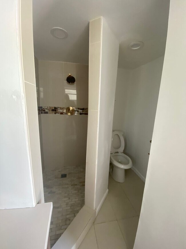 Building Photo - Large house with ample parking, located in Victoria Park, close to US 1 and Broward Blvd.