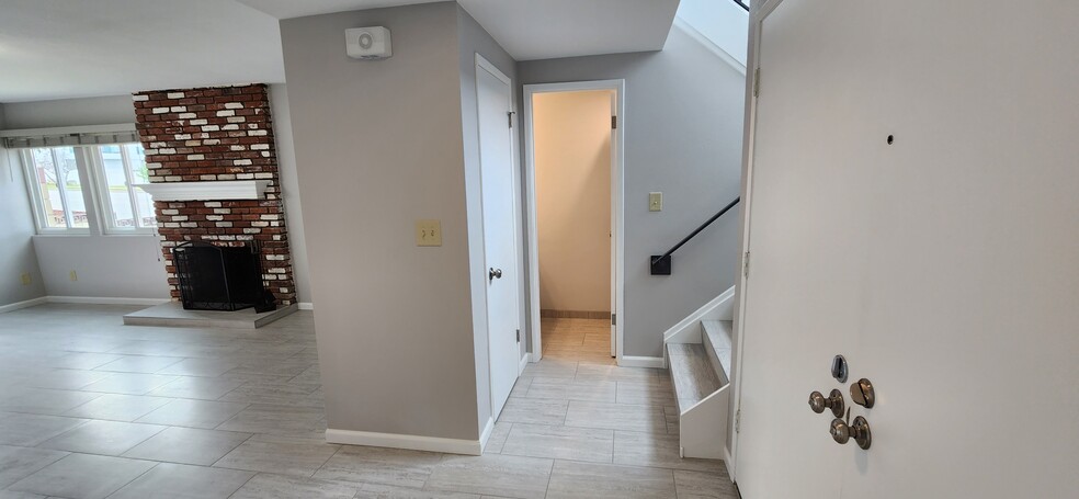 Entry way - 1100 Opal St
