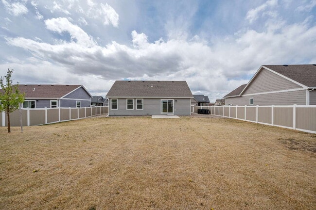 Building Photo - Like New Single Family Home!