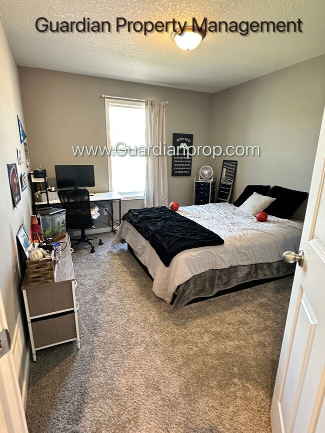 Building Photo - Champlin Town Home, Fireplace, 2 Car Garag...