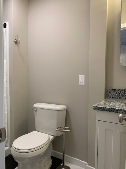 Building Photo - 827 W 44th St