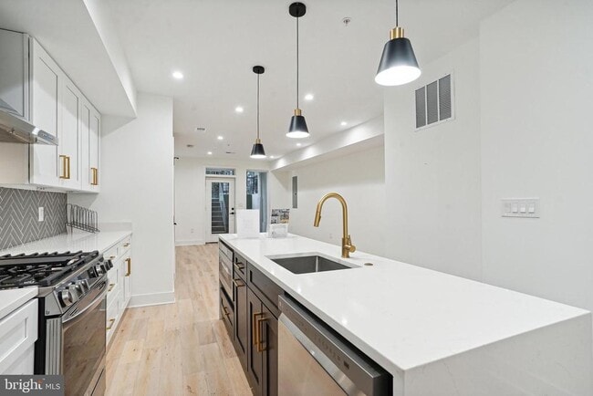 Building Photo - 1111 K St NE