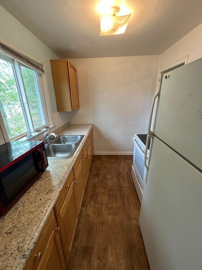 Building Photo - 3 Bedroom 1 Bathroom Ranch in East Denver!