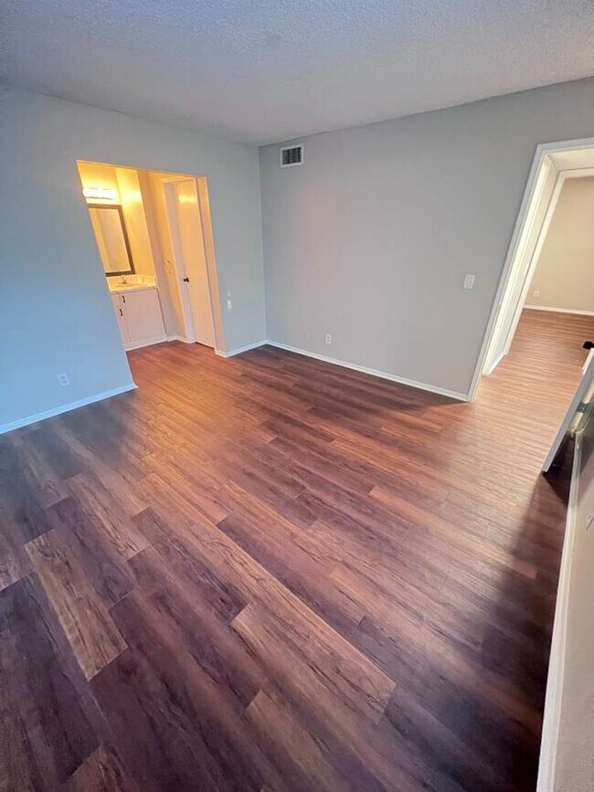 Building Photo - 9470 Live Oak Pl
