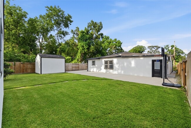 Building Photo - 9403 Spaulding St