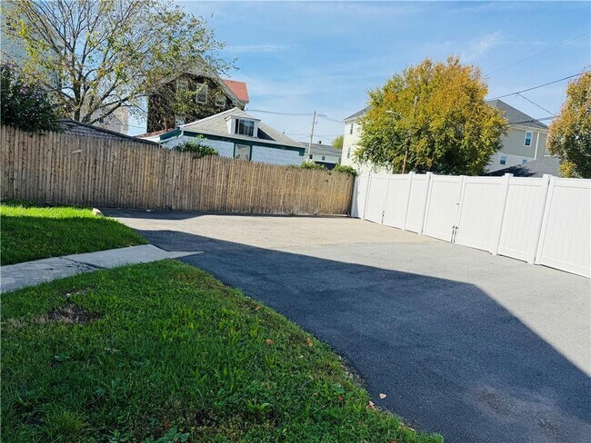 Building Photo - 65 Union Ave