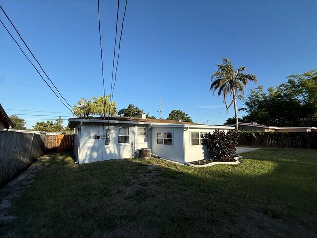 Building Photo - 15573 Bedford Cir E