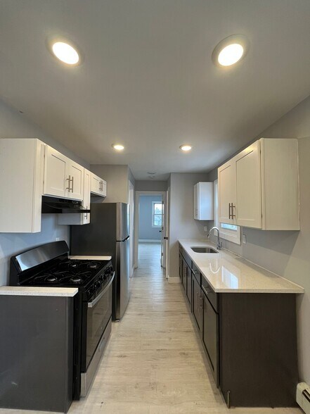 Building Photo - 212 Zabriskie St