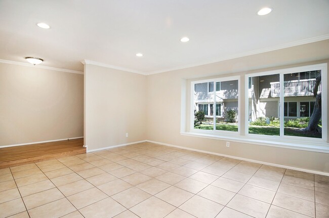 Building Photo - Live by the Lakeside -  Upgraded Spacious TOWNHOME in Lakeside Park