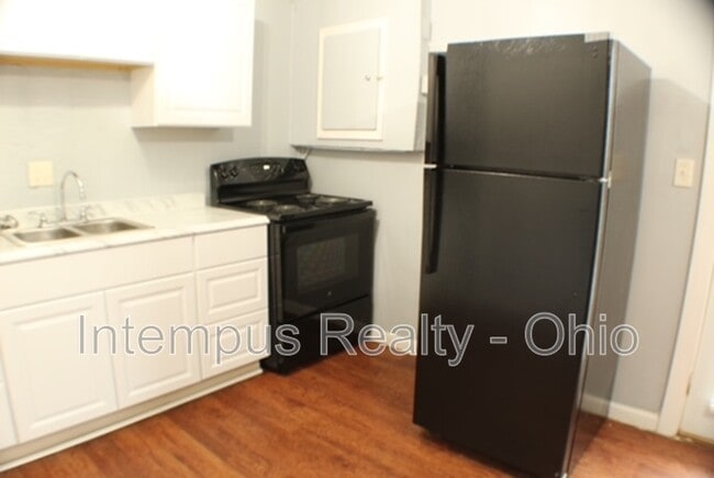 Building Photo - 967 Duxberry Ave