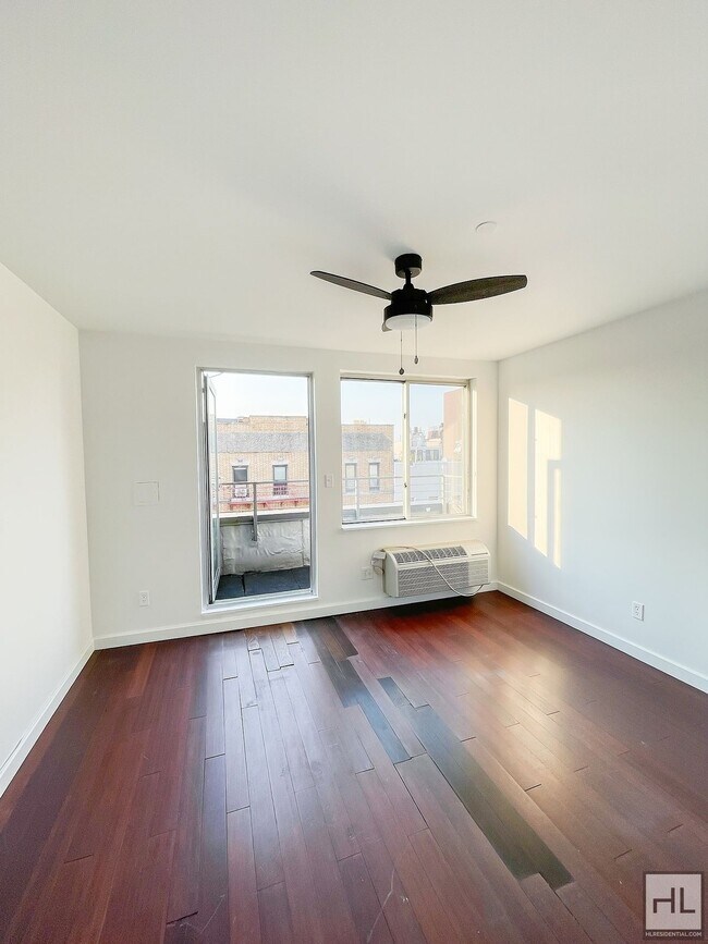 Building Photo - STANHOPE STREET / Spacious 2-Bed 1-Bath / ...