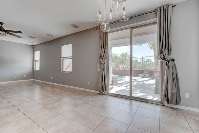 Building Photo - 2589 Chateau Clermont St