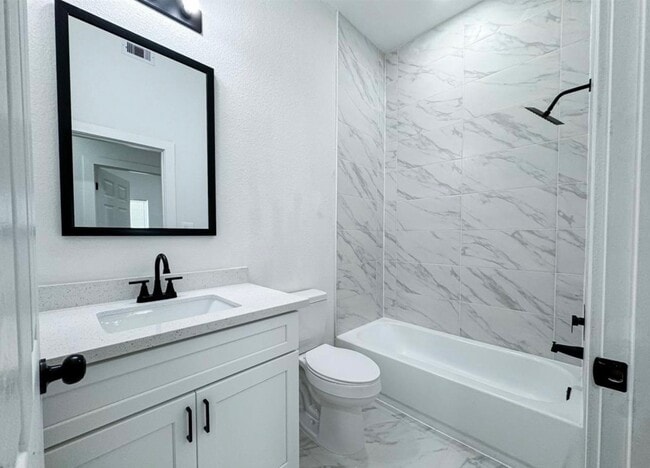 Building Photo - 328 Clearwater St