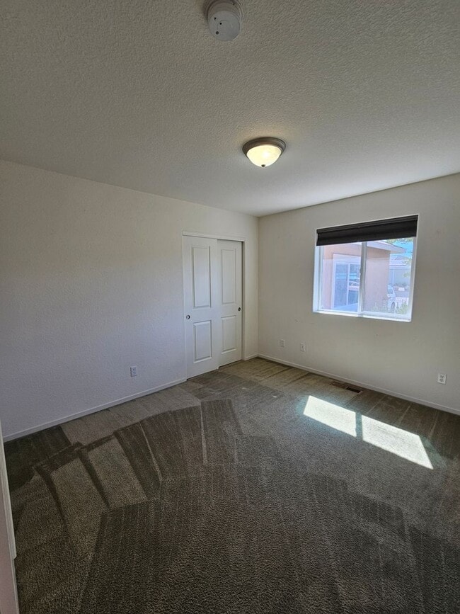 Building Photo - Wonderful 4-bedroom, 2-bathroom home in Fe...