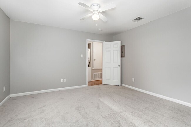 Building Photo - 2 Bedroom, 2 Bath Apartment in Munger Place!