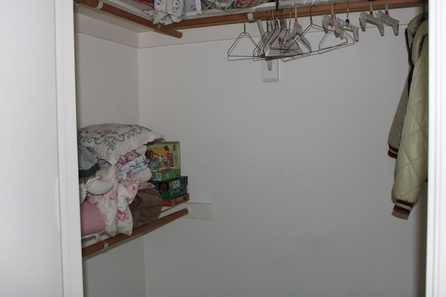 Building Photo - Riverfront 4 Bedroom Vacation Home Includes utiliities