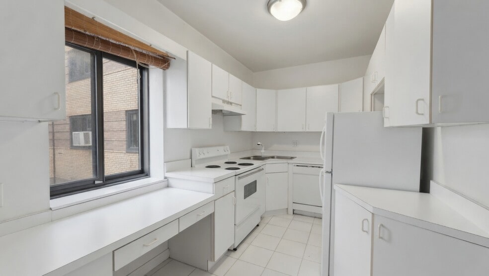 Building Photo - 5056 N Marine Dr