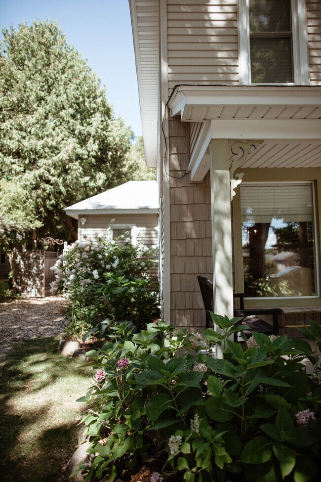 Building Photo - 108 W 6th St