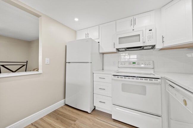 Building Photo - 723 Flanders Dr
