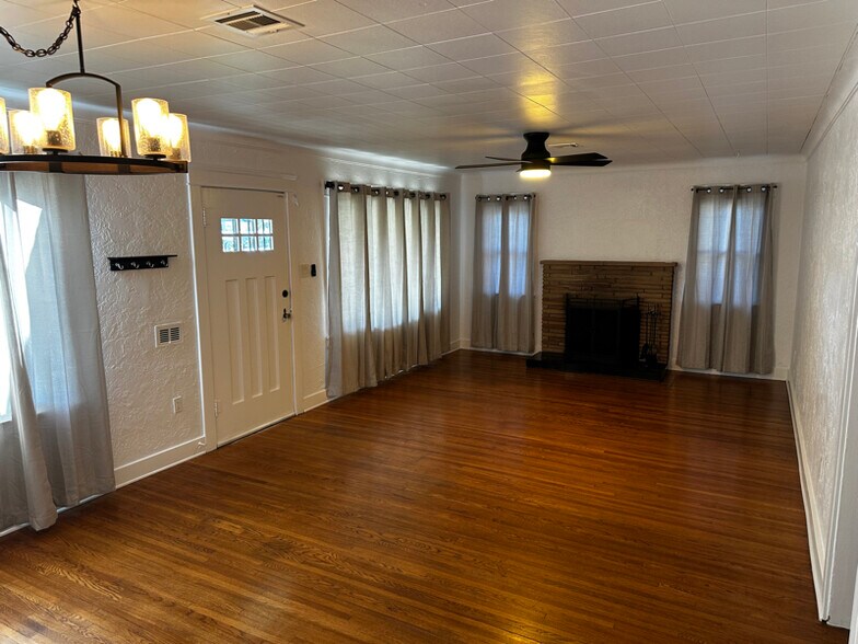 Building Photo - 4475 Larchwood Pl