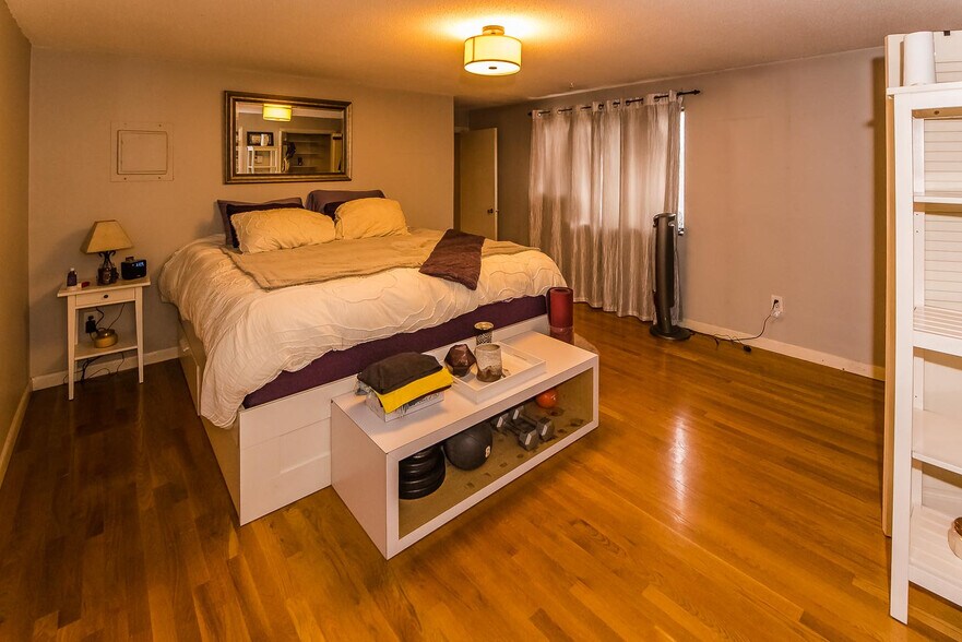 Building Photo - 172 River St