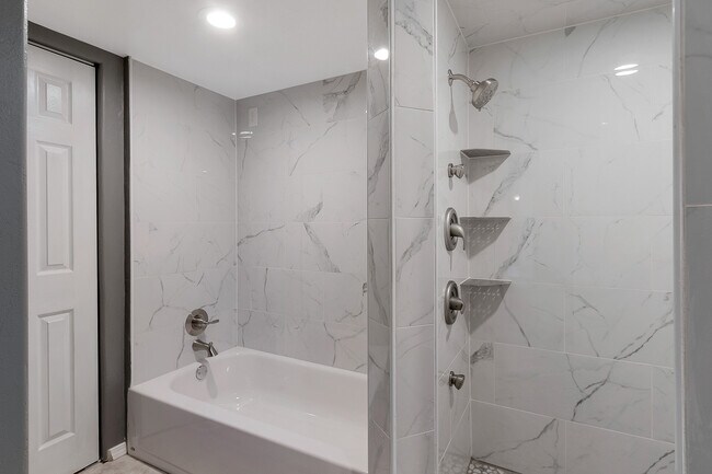 Building Photo - 214 E Mobley St