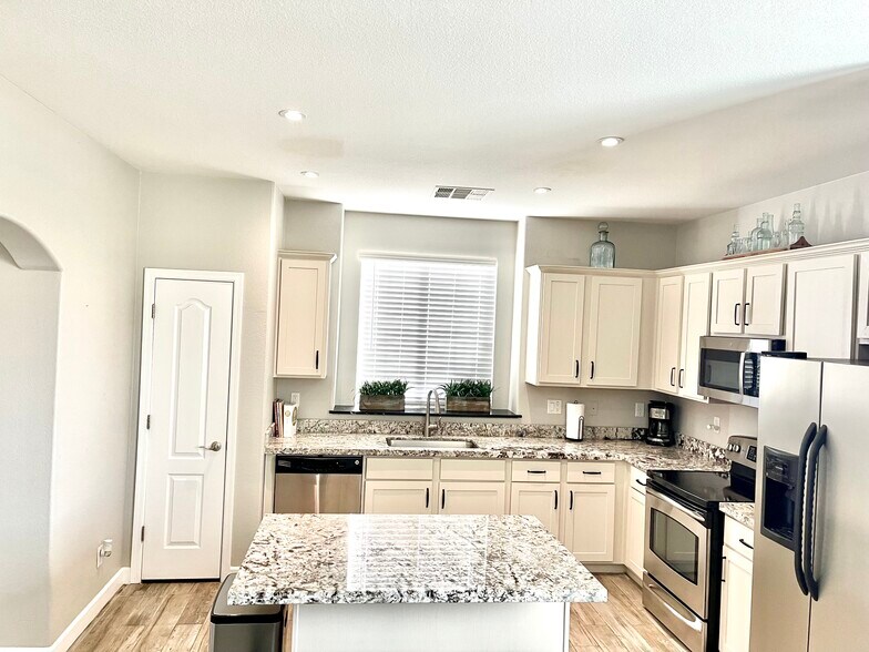 KITCHEN - 3708 E Kerry Ln