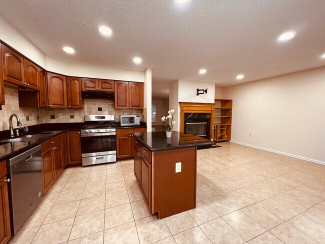 Kitchen - 25 Balboa Ln
