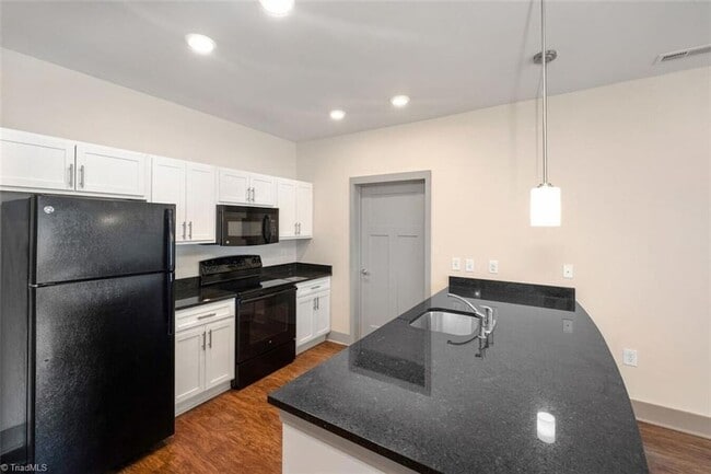 Building Photo - 111 Edgeway Dr