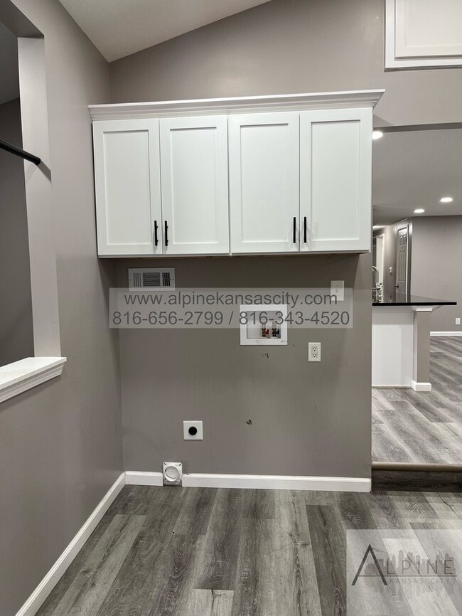 Building Photo - 5 Bedrooms, PLUS Rec Room in Gladstone!