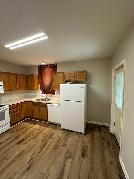 Building Photo - 29 W Woodland Ave