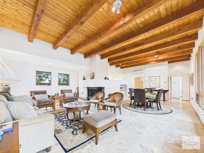 Building Photo - Stylish Home in Eldorado | Furnished or Un...