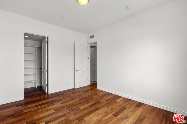 Building Photo - 744 N Alfred St