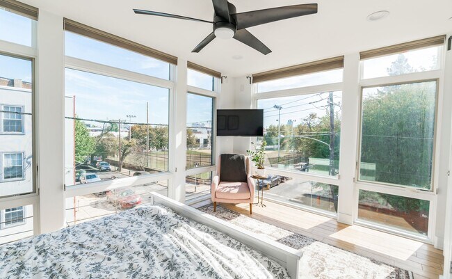 Building Photo - Three Bed Olde Kensington Home