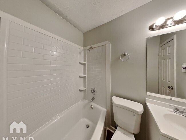 Building Photo - 247 Roxbury Dr
