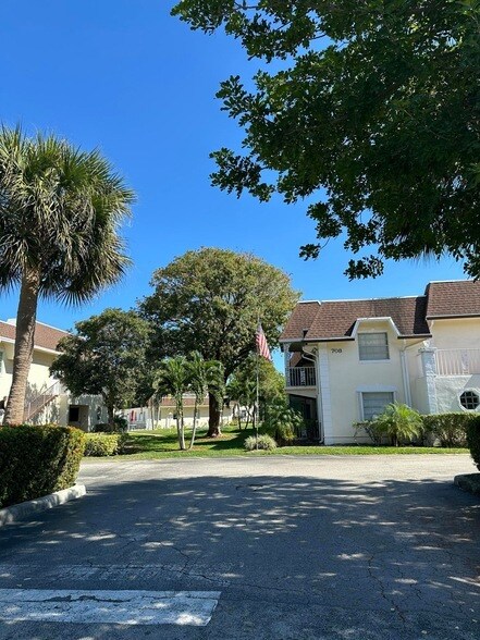 Building Photo - 708 SE 2nd Ave