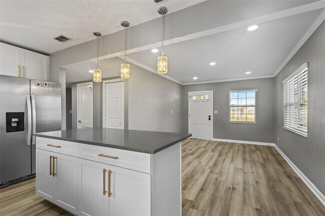 Building Photo - 2302 S Thixton Ct