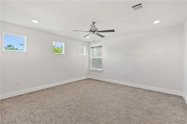 Building Photo - 610 W 33rd St
