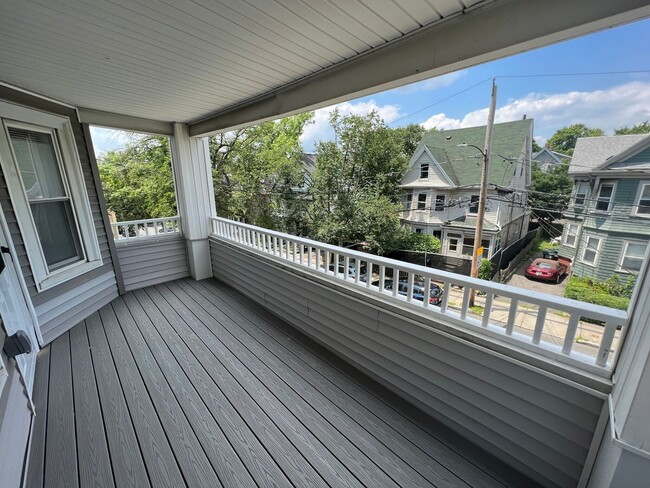 Building Photo - Renovated 4 bed 2 baths in Somerville.... Don't miss out!