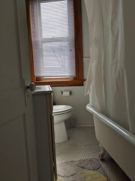 Building Photo - 104 Hancock St